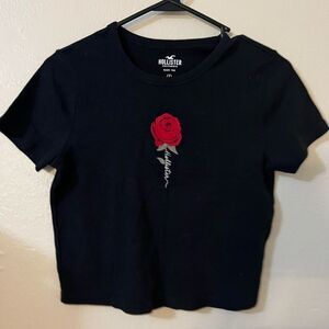 HOLLISTER CROPPED BABY TEE- 🌹- size SMALL